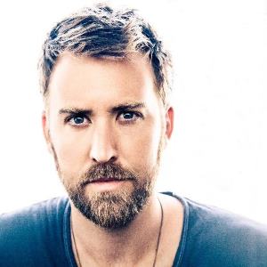 Singer Charles Kelly of Lady Antebellum appears to use the "sweep" method, as do a number of other country stars like Tim McGraw and Jason Aldean. 